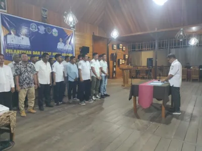 PENGUKUHAN PENGURUS: Sekretaris Daerah Pulau Morotai, Muhammad Umar Ali (tengah), berfoto bersama jajaran pengurus DPC Organda Kabupaten Pulau Morotai masa bakti 2024-2029 usai prosesi pelantikan di Aula Daloha Resort, Sabtu (14/2/2026). Pelantikan ini menjadi momentum penguatan sinergi antara Organda dan Pemerintah Daerah dalam memajukan sektor transportasi darat di Morotai.