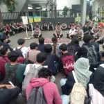 AKSI SOLIDARITAS: Sejumlah mahasiswa yang tergabung dalam BEM Universitas Muhammadiyah Tangerang (UMT) menggelar aksi unjuk rasa di depan Polres Metro Tangerang Kota, Selasa (24/2/2026). Aksi ini menuntut keadilan atas meninggalnya Arianto Tawakal di Maluku serta menolak tindakan represif kepolisian. (Foto: Istimewa)