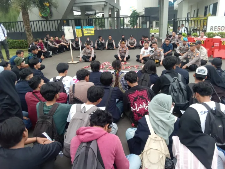 AKSI SOLIDARITAS: Sejumlah mahasiswa yang tergabung dalam BEM Universitas Muhammadiyah Tangerang (UMT) menggelar aksi unjuk rasa di depan Polres Metro Tangerang Kota, Selasa (24/2/2026). Aksi ini menuntut keadilan atas meninggalnya Arianto Tawakal di Maluku serta menolak tindakan represif kepolisian. (Foto: Istimewa)