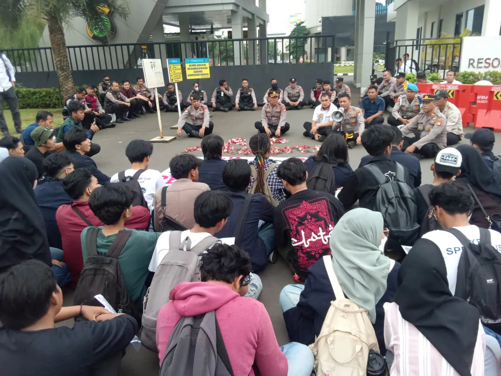 AKSI SOLIDARITAS: Sejumlah mahasiswa yang tergabung dalam BEM Universitas Muhammadiyah Tangerang (UMT) menggelar aksi unjuk rasa di depan Polres Metro Tangerang Kota, Selasa (24/2/2026). Aksi ini menuntut keadilan atas meninggalnya Arianto Tawakal di Maluku serta menolak tindakan represif kepolisian. (Foto: Istimewa)