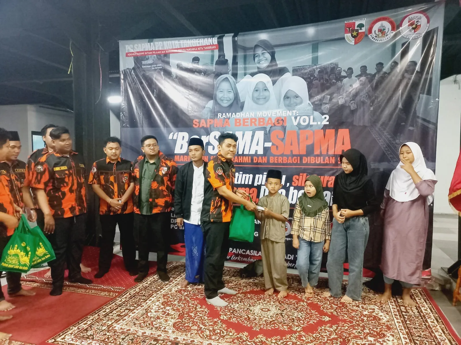 Suasana kegiatan santunan anak yatim dan buka puasa bersama yang diselenggarakan oleh PC SAPMA Pemuda Pancasila Kota Tangerang di Gedung Pemuda KNPI Kota Tangerang, Sabtu (14/03/2026).