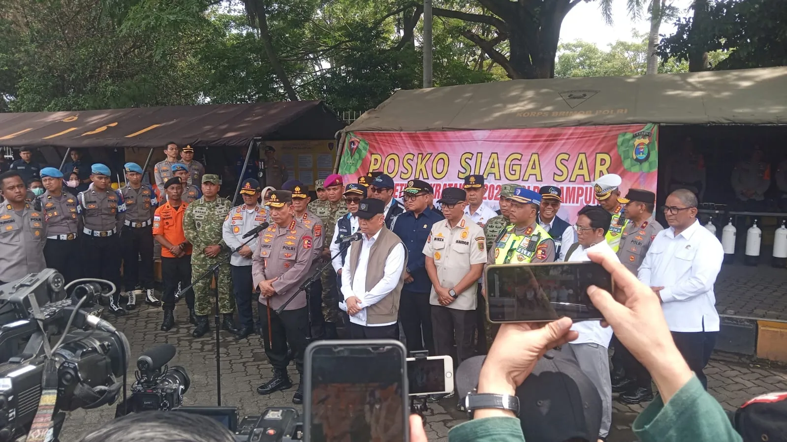 Arus balik Lebaran 2026 di Pelabuhan Bakauheni terpantau padat, Kapolri Jenderal Listyo Sigit Prabowo turun langsung meninjau dan menyapa para pemudik demi memastikan keamanan dan kenyamanan perjalanan. Sumber: Agung Gumelar