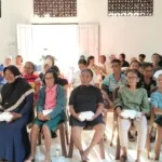 Anggota DPRD Pulau Morotai, Moh Akbar Mangoda, saat melaksanakan reses masa sidang I di Desa Darame, Kecamatan Morotai Selatan, menyerap aspirasi warga dan menyalurkan bantuan kepada lansia dan janda.