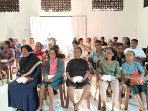 Anggota DPRD Pulau Morotai, Moh Akbar Mangoda, saat melaksanakan reses masa sidang I di Desa Darame, Kecamatan Morotai Selatan, menyerap aspirasi warga dan menyalurkan bantuan kepada lansia dan janda.