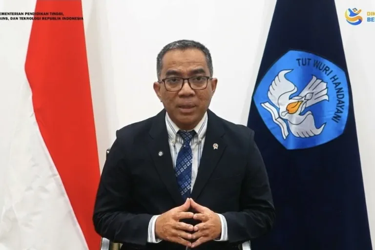 Menteri Pendidikan Tinggi, Sains, dan Teknologi, Brian Yuliarto, menyampaikan orasi ilmiah dalam Dies Natalis ke-76 Universitas Indonesia di Balai Sidang UI, Depok, Jawa Barat, Senin (2/2/2026). (Sumber: YouTube Universitas Indonesia)