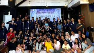 Mahasiswa USHP Livinglaw saat menyerahkan bantuan sembako dan berinteraksi di panti asuhan.