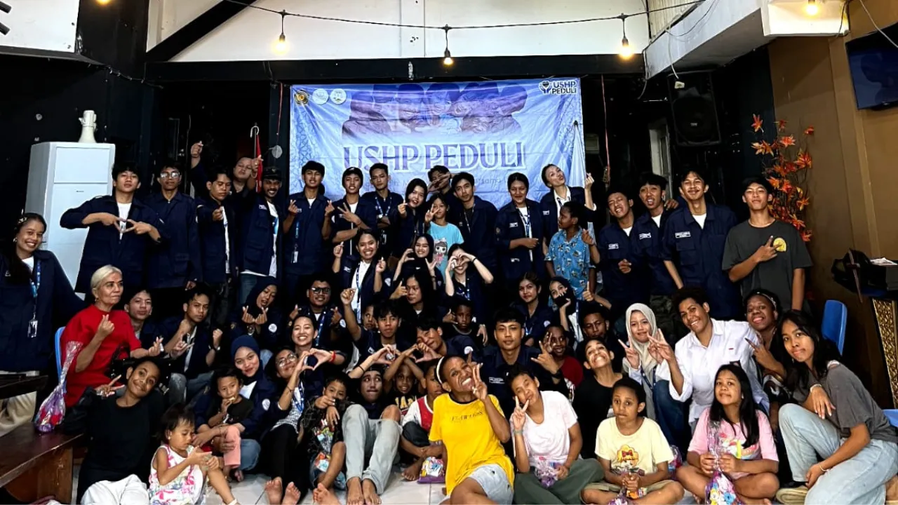 Mahasiswa USHP Livinglaw saat menyerahkan bantuan sembako dan berinteraksi di panti asuhan.