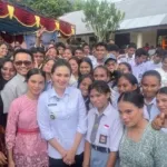 Kepala Dinas Pendidikan Maluku Utara Abubakar Abdullah bersama Gubernur Sherly meninjau sekolah