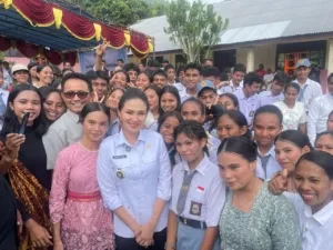 Kepala Dinas Pendidikan Maluku Utara Abubakar Abdullah bersama Gubernur Sherly meninjau sekolah