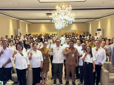 Kepala Dinas Pendidikan dan Kebudayaan Maluku Utara, Abubakar Abdullah, menyampaikan paparan dalam kegiatan Musyawarah Kerja Kepala Sekolah (MKKS) dan Musyawarah Guru Mata Pelajaran (MGMP) se-Kabupaten Halmahera Utara, Selasa (14/4/2026). Dalam kesempatan tersebut, ia memaparkan capaian program sekolah gratis yang digagas Sherly Tjoanda bersama Sarbin Sehe dalam menekan Angka Tidak Sekolah (ATS) di Maluku Utara.