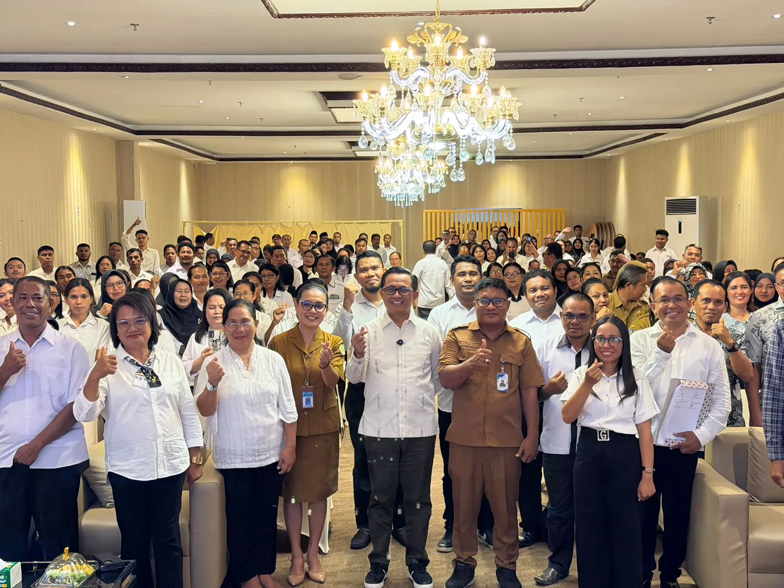 Kepala Dinas Pendidikan dan Kebudayaan Maluku Utara, Abubakar Abdullah, menyampaikan paparan dalam kegiatan Musyawarah Kerja Kepala Sekolah (MKKS) dan Musyawarah Guru Mata Pelajaran (MGMP) se-Kabupaten Halmahera Utara, Selasa (14/4/2026). Dalam kesempatan tersebut, ia memaparkan capaian program sekolah gratis yang digagas Sherly Tjoanda bersama Sarbin Sehe dalam menekan Angka Tidak Sekolah (ATS) di Maluku Utara.