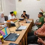 Wakil Gubernur Maluku Utara Sarbin Sehe memimpin rapat realisasi program Biro Kesra di kediaman Wagub.