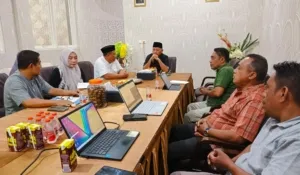 Wakil Gubernur Maluku Utara Sarbin Sehe memimpin rapat realisasi program Biro Kesra di kediaman Wagub.