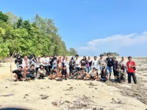 Mahasiswa BEM Universitas Pasifik Unipas Morotai melakukan aksi penanaman mangrove di pesisir Pulau Dodola.