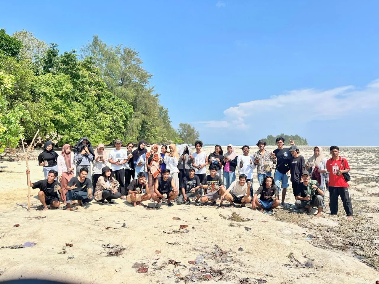 Mahasiswa BEM Universitas Pasifik Unipas Morotai melakukan aksi penanaman mangrove di pesisir Pulau Dodola.