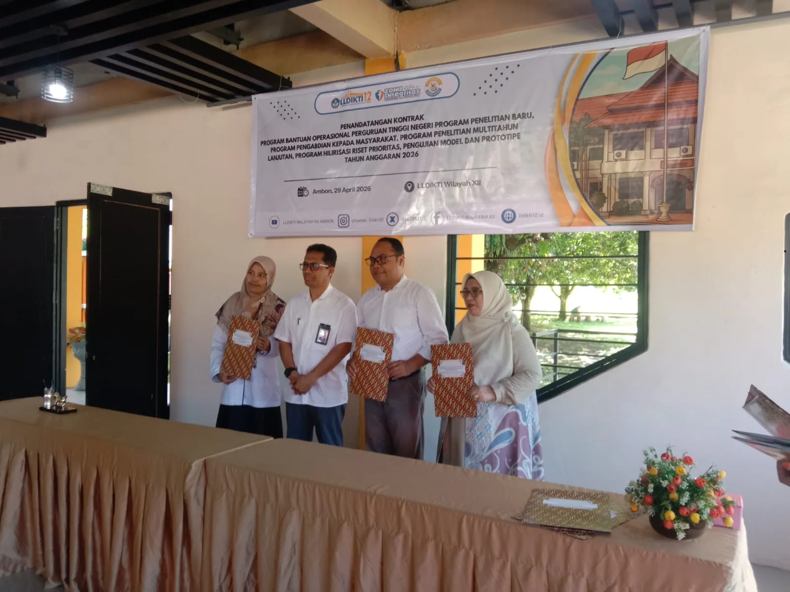 Plt Rektor Unutara Sunaidin Ode Mulae saat penandatanganan Kontrak Hibah Penelitian Unutara di LLDikti Wilayah XII.