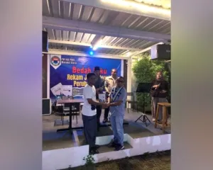 PW IKA PMII Maluku Utara menggelar bedah buku 'Rekam Jejak Menuju Perubahan PMII' karya Idhar Man Moti di Ternate. Kader didorong terus menulis dinamika pergerakan.