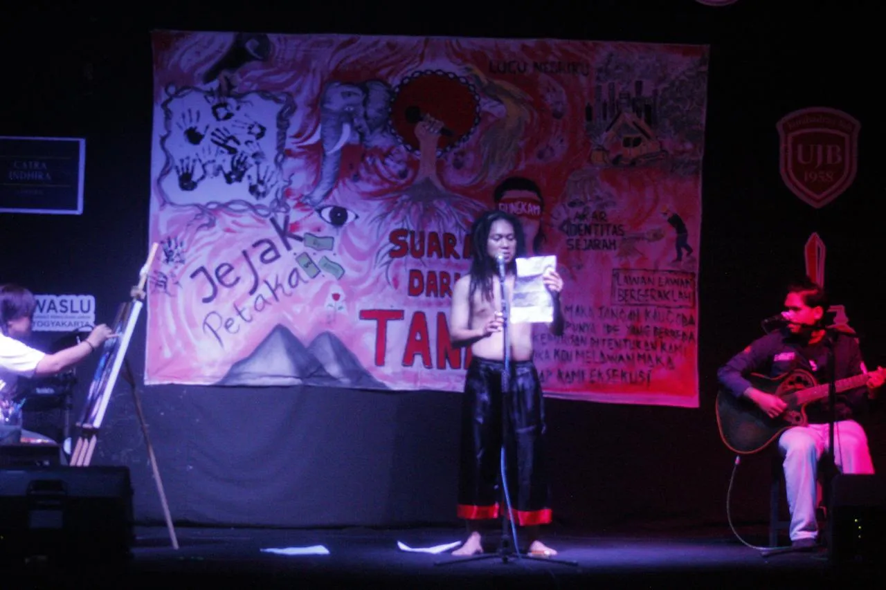 Penampilan puisi “Alam & Manusia” di Living Law Art Stage Yogyakarta menghadirkan kritik tajam terhadap eksploitasi alam dan ketidakadilan masyarakat adat.