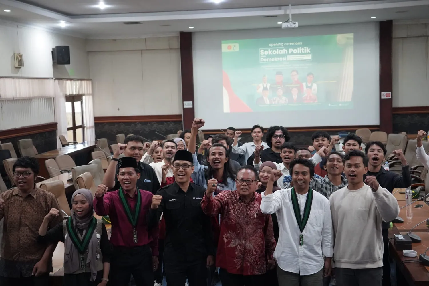HMI Cabang Yogyakarta gelar Sekolah Politik dan Demokrasi di DPRD DIY. Program ini bertujuan melawan ketidakpercayaan pemuda terhadap parpol dan elit politik.
