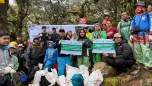 Ronaldo Molle Pegiat Lingkungan Malut mengapresiasi kolaborasi PT Esa Maha Karya Tunggal (ECOTRU) dan Pusdal LH di Gunung Bawakaraeng.