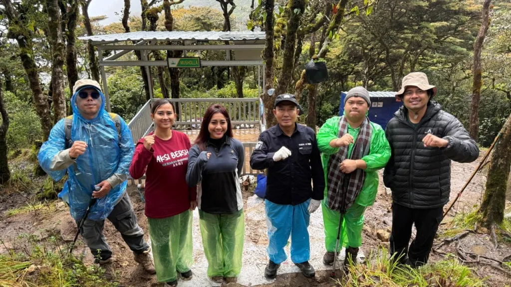 Pegiat Lingkungan Malut Chiko Molle, mengapresiasi kolaborasi PT Esa Maha Karya Tunggal (ECOTRU) dan Pusdal LH di Gunung Bawakaraeng sebagai inspirasi nasional.