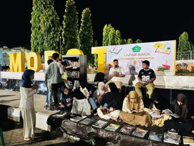 Aksi kreatif Lapak Baca MTsN 1 Morotai digelar di Taman Kota Daruba guna menjemput bola dan meningkatkan minat baca masyarakat di era digital.
