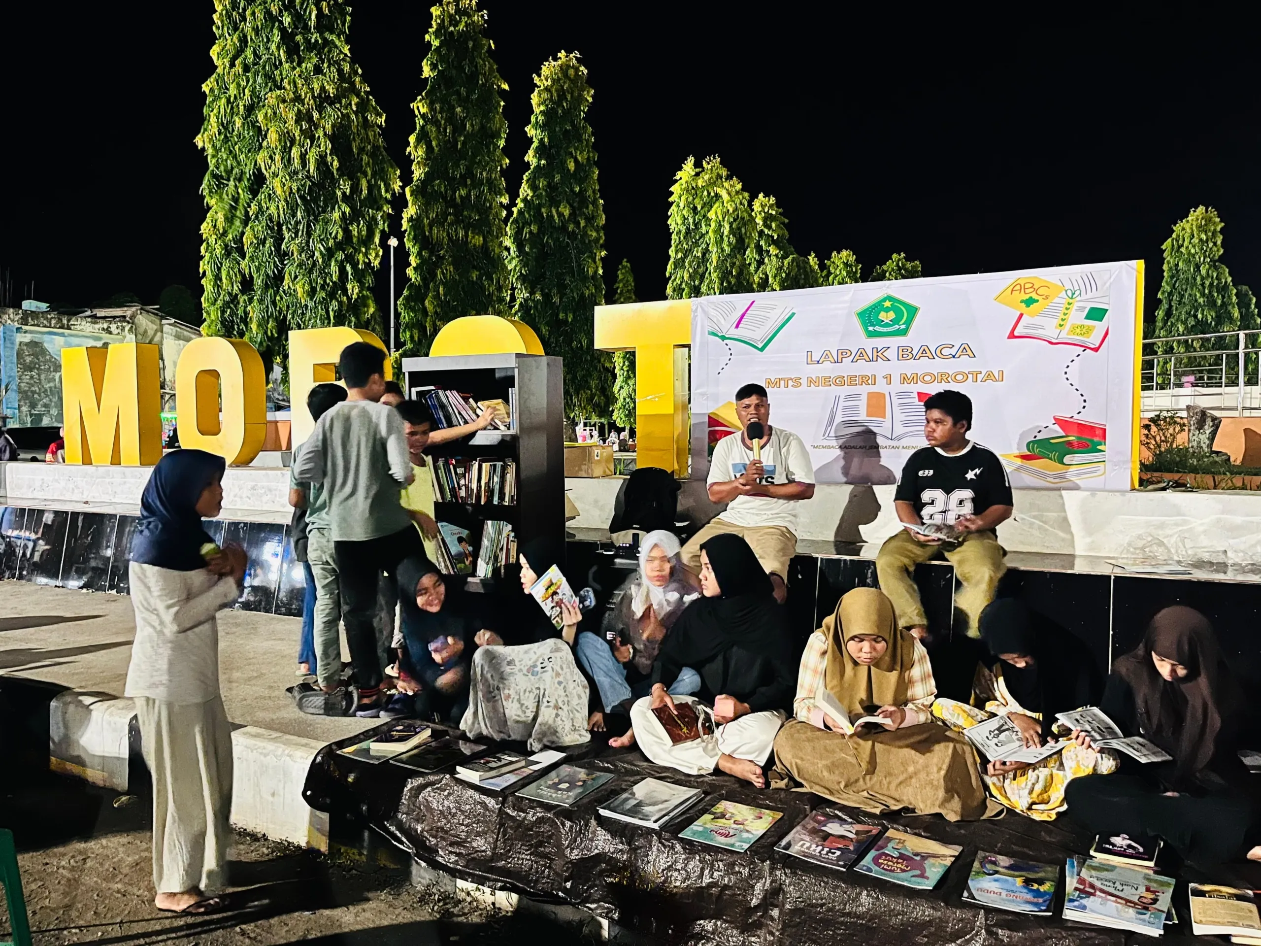 Aksi kreatif Lapak Baca MTsN 1 Morotai digelar di Taman Kota Daruba guna menjemput bola dan meningkatkan minat baca masyarakat di era digital.