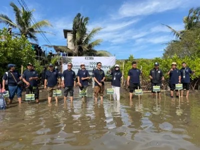 Aksi nyata HMP Pascasarjana UGM Tanam Mangrove sebanyak 1.000 bibit di Jangkaran, Kulon Progo demi menekan laju abrasi dan krisis iklim global.
