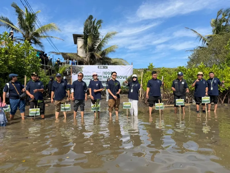 Aksi nyata HMP Pascasarjana UGM Tanam Mangrove sebanyak 1.000 bibit di Jangkaran, Kulon Progo demi menekan laju abrasi dan krisis iklim global.