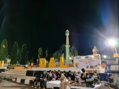 Program Lapak Baca MTsN 1 Pulau Morotai kembali digelar di kawasan Taman Kota Daruba sebagai upaya berkelanjutan dalam membudayakan literasi di ruang publik. Kegiatan yang diinisiasi oleh Madrasah Tsanawiyah Negeri 1 Pulau Morotai ini mendapat sambutan hangat dari masyarakat, khususnya para pelajar yang memanfaatkan waktu luang mereka untuk membaca berbagai koleksi buku yang disediakan.
