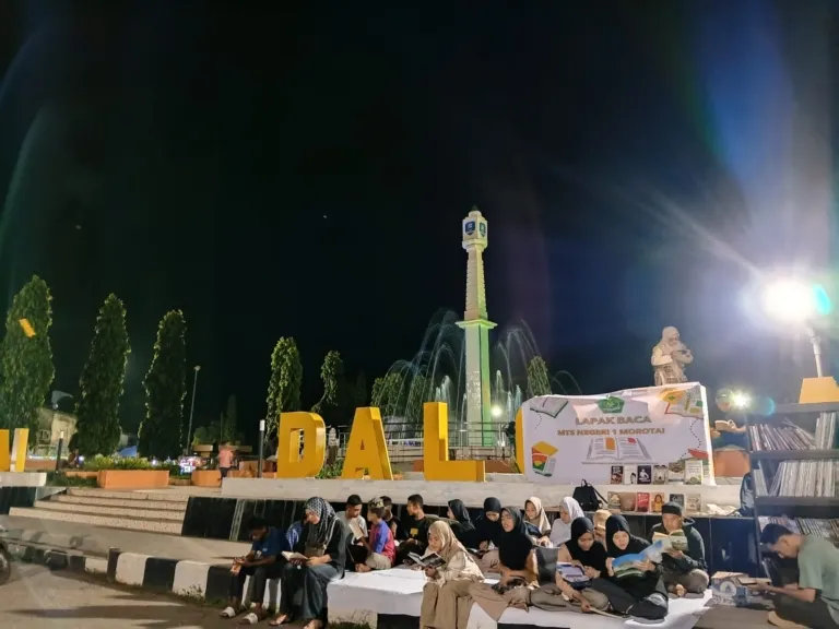 Program Lapak Baca MTsN 1 Pulau Morotai kembali digelar di kawasan Taman Kota Daruba sebagai upaya berkelanjutan dalam membudayakan literasi di ruang publik. Kegiatan yang diinisiasi oleh Madrasah Tsanawiyah Negeri 1 Pulau Morotai ini mendapat sambutan hangat dari masyarakat, khususnya para pelajar yang memanfaatkan waktu luang mereka untuk membaca berbagai koleksi buku yang disediakan.