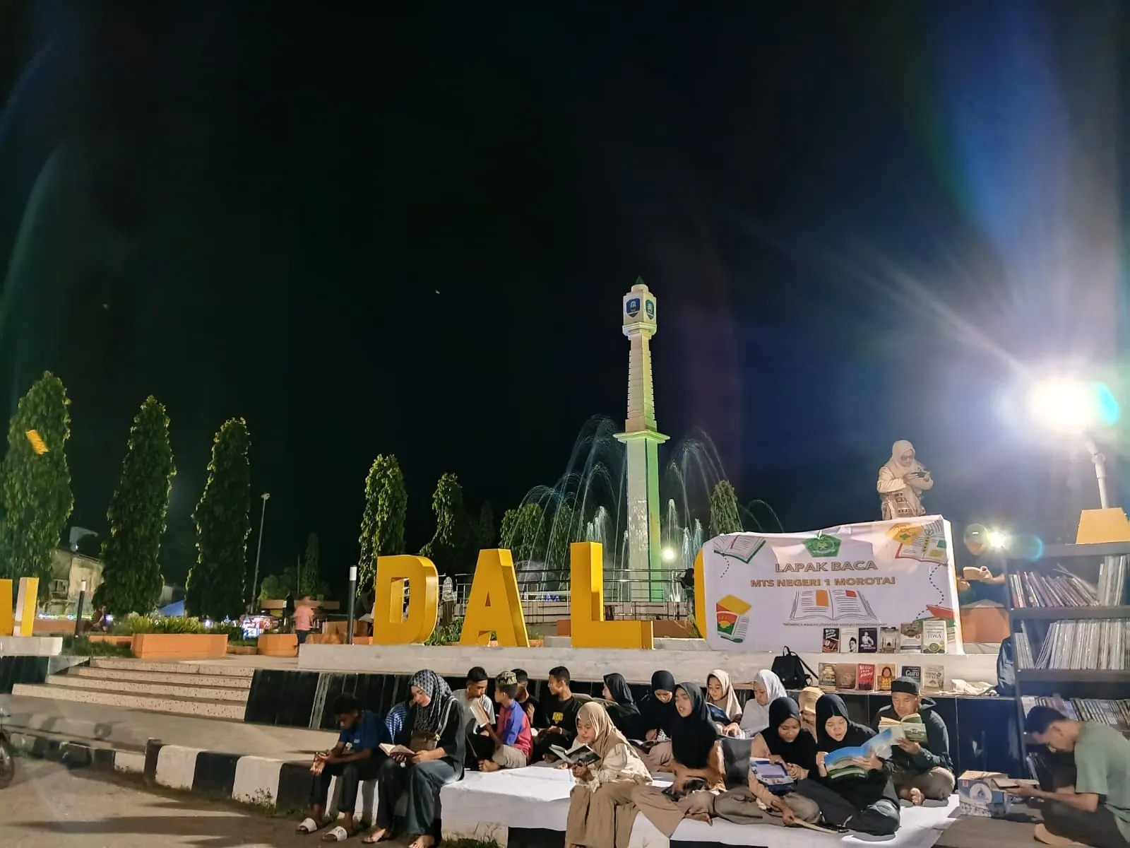 Program Lapak Baca MTsN 1 Pulau Morotai kembali digelar di kawasan Taman Kota Daruba sebagai upaya berkelanjutan dalam membudayakan literasi di ruang publik. Kegiatan yang diinisiasi oleh Madrasah Tsanawiyah Negeri 1 Pulau Morotai ini mendapat sambutan hangat dari masyarakat, khususnya para pelajar yang memanfaatkan waktu luang mereka untuk membaca berbagai koleksi buku yang disediakan.