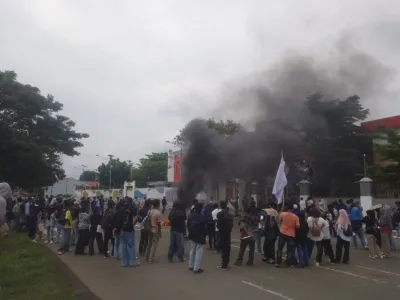 Ratusan Mahasiswa Unipas Demo DPRD Morotai, Sempat Terjadi Aksi Dorong dengan Aparat