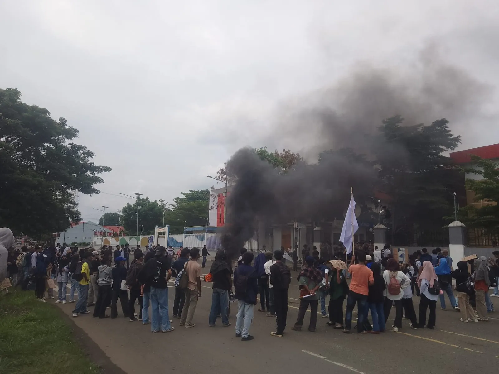 Ratusan Mahasiswa Unipas Demo DPRD Morotai, Sempat Terjadi Aksi Dorong dengan Aparat