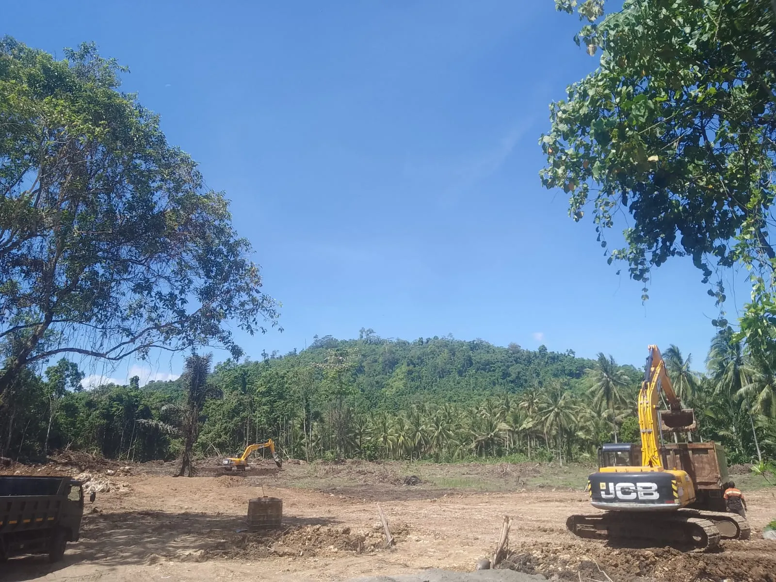 Aktivitas pembukaan lahan seluas lebih dari satu hektare di Desa Cucumare, Kabupaten Pulau Morotai, untuk pembangunan mess serta lokasi penampungan material Asphalt Mixing Plant (AMP) milik PT Intimkara diduga telah berlangsung sejak dua pekan terakhir tanpa keterbukaan informasi dan kejelasan persyaratan administrasi.