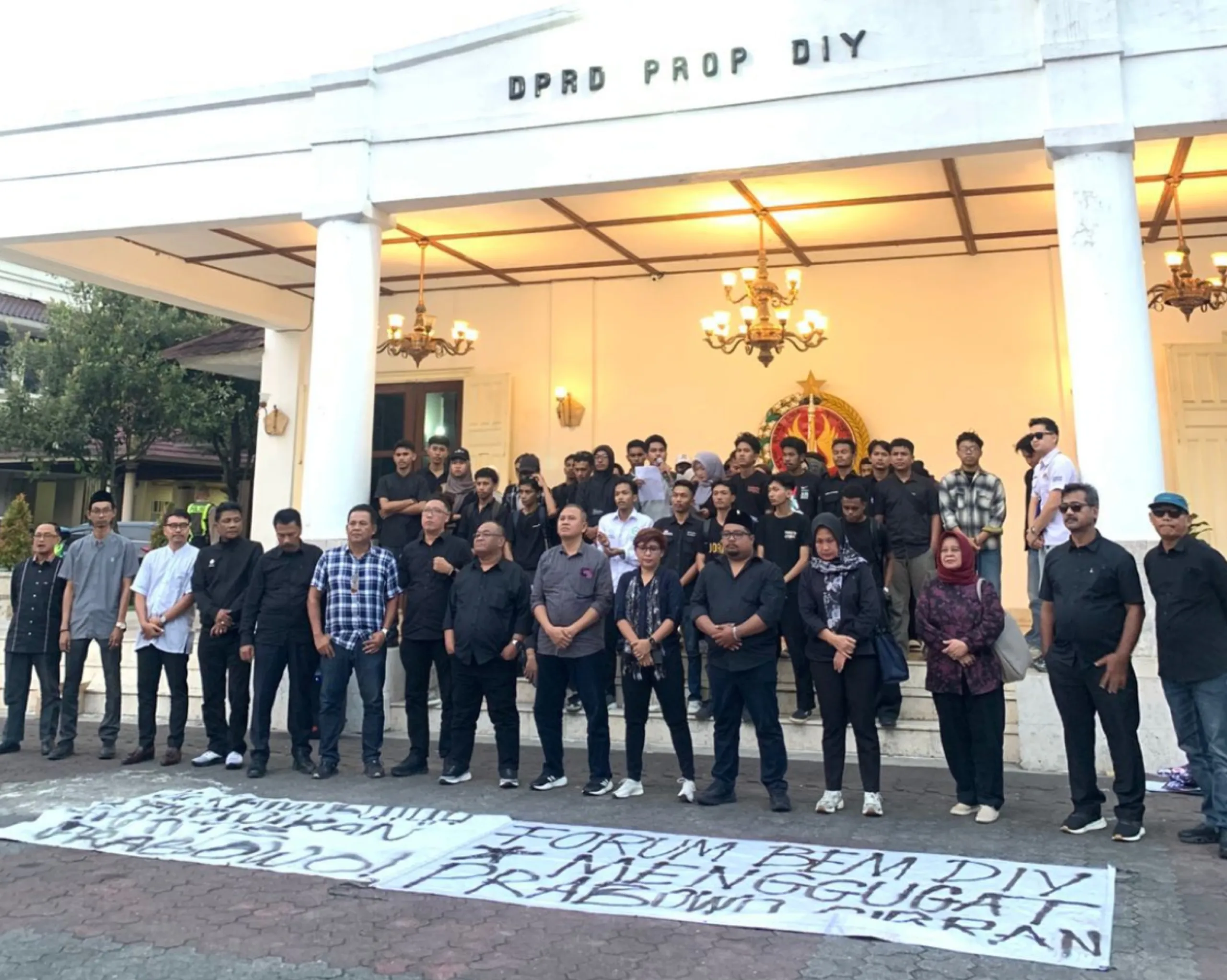 ernyataan sikap tertulis dari Forum BEM Se-DIY menggugat DPRD