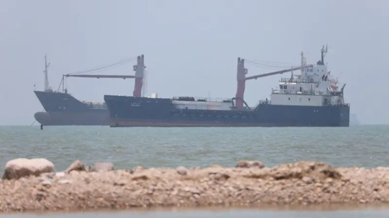 Sejumlah kapal belum bisa melalui Selat Hormuz dekat pesisir Iran, pada 18 Juni 2026