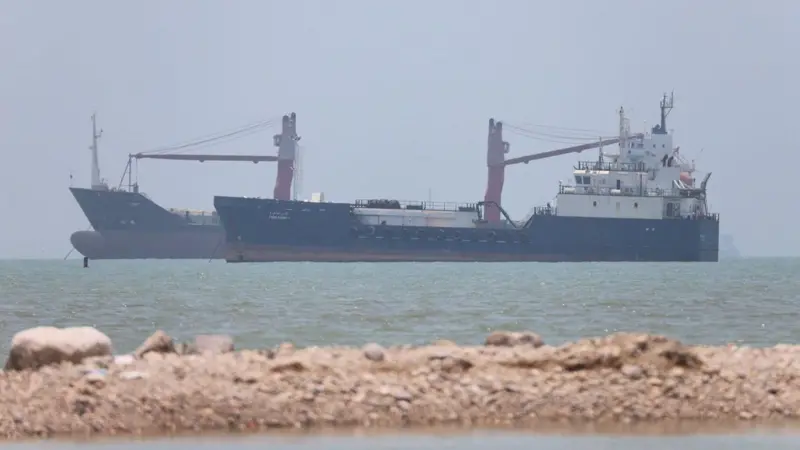 Sejumlah kapal belum bisa melalui Selat Hormuz dekat pesisir Iran, pada 18 Juni 2026