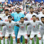 Skuad Timnas Iran saat berlaga di Stadion SoFi, Los Angeles. Di tengah pembatasan ketat, performa solid mereka berhasil membuka peluang lolos ke babak 16 besar. (Foto: Dok. Istimewa