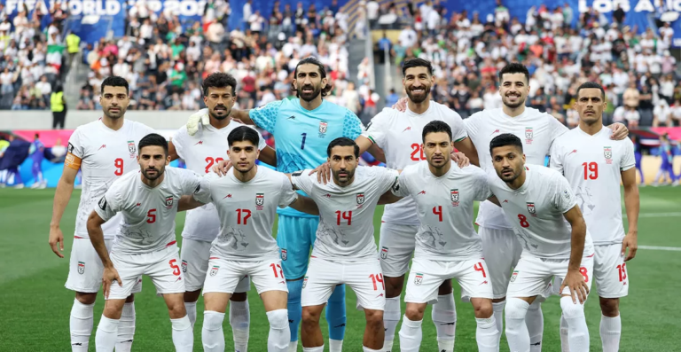 Skuad Timnas Iran saat berlaga di Stadion SoFi, Los Angeles. Di tengah pembatasan ketat, performa solid mereka berhasil membuka peluang lolos ke babak 16 besar. (Foto: Dok. Istimewa