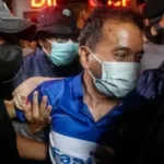 Foto: Roy Suryo dievakuasi oleh petugas menggunakan ambulans dari Polda Metro Jaya menuju Rumah Sakit Polri Kramat Jati, Jakarta Timur, pada Jumat (19/6/2026). (Rifkianto Nugroho/detikcom)