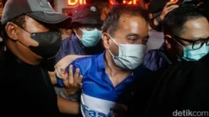 Foto: Roy Suryo dievakuasi oleh petugas menggunakan ambulans dari Polda Metro Jaya menuju Rumah Sakit Polri Kramat Jati, Jakarta Timur, pada Jumat (19/6/2026). (Rifkianto Nugroho/detikcom)