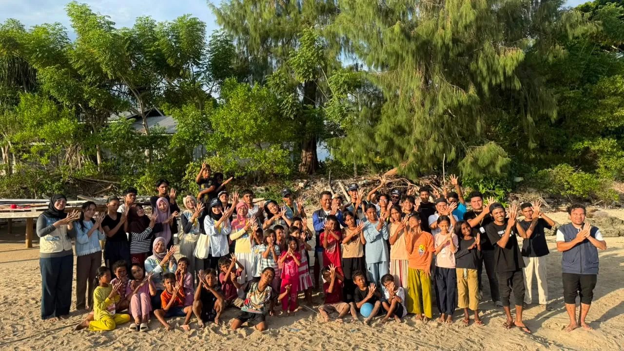 KKN UGM dan Akademisi Unipas Morotai Gelar Sosialisasi serta Aksi Tanam Mangrove di Desa Koloray