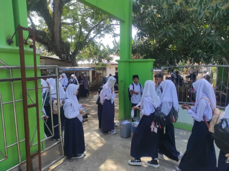 Wajib Bawa Sampah Sendiri, OSIM MTsN 1 Pulau Morotai Luncurkan Gerakan “Pulang Bersih”