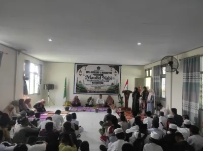 Khidmat dan Tertib: Keluarga Besar MTs Negeri 1 Morotai Peringati Maulid Nabi dengan Tausiah dan Doa Bersama