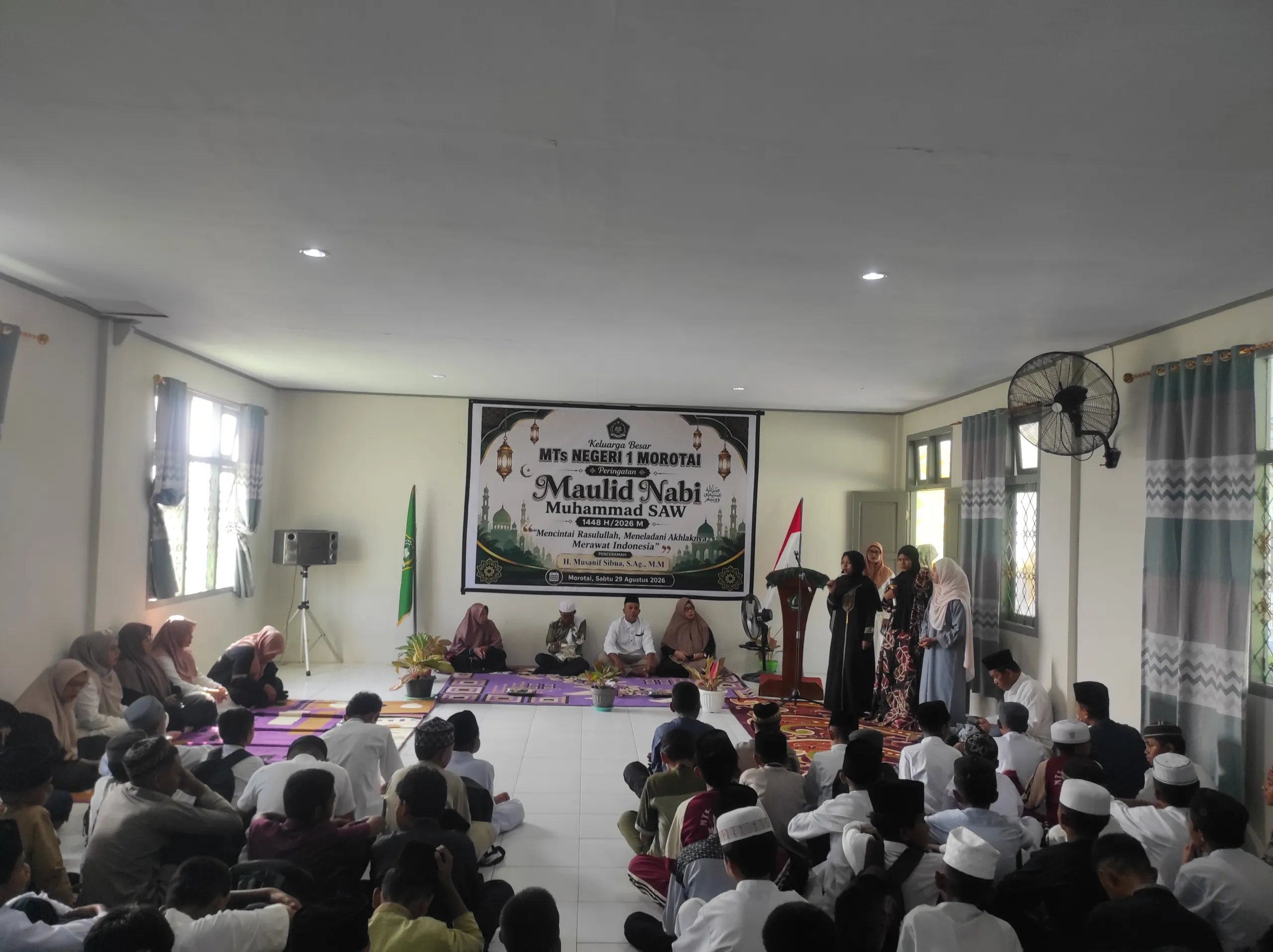 Khidmat dan Tertib: Keluarga Besar MTs Negeri 1 Morotai Peringati Maulid Nabi dengan Tausiah dan Doa Bersama