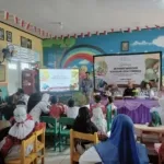 Siswa SD mengikuti lokakarya Merawat Warisan Kukuran Desa Tongole di Ternate