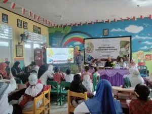 Siswa SD mengikuti lokakarya Merawat Warisan Kukuran Desa Tongole di Ternate