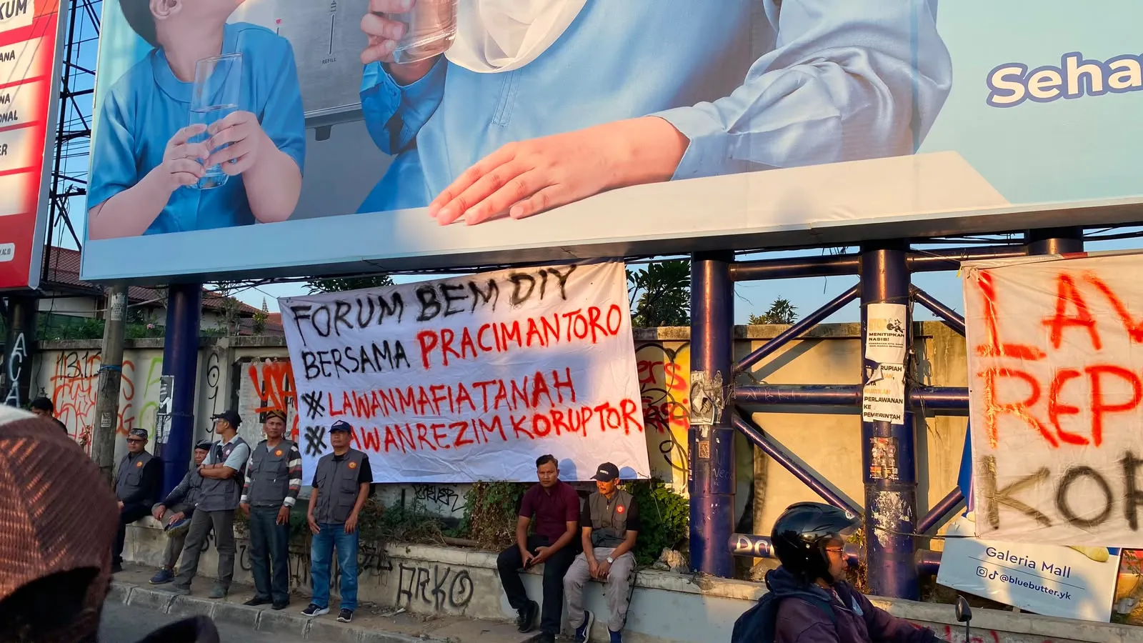 Forum BEM DIY Tolak Pabrik Semen Wonogiri dalam aksi solidaritas Pracimantoro