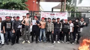 tuntutan Aksi GEMPUR yang dibacakan Aliansi Generasi Muda Kepulauan Rempah saat mengkritik kebijakan "Jakarta" dan Pemprov Malut di depan Polda DIY, Senin (7/9/2026). (Foto: Dok. @Malawang-melawan/Balengkospace.com)